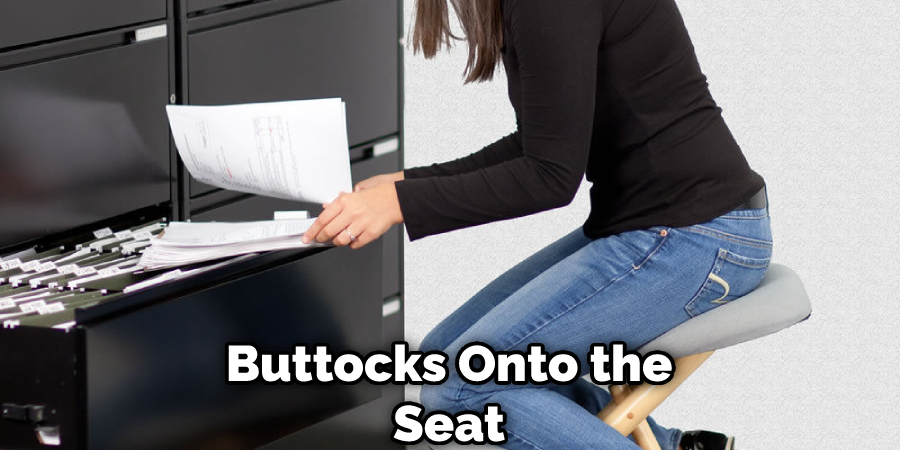 Buttocks Onto the Seat